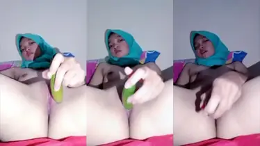Bokep Ukhti Sange Colmek Pake Timun Segar poster